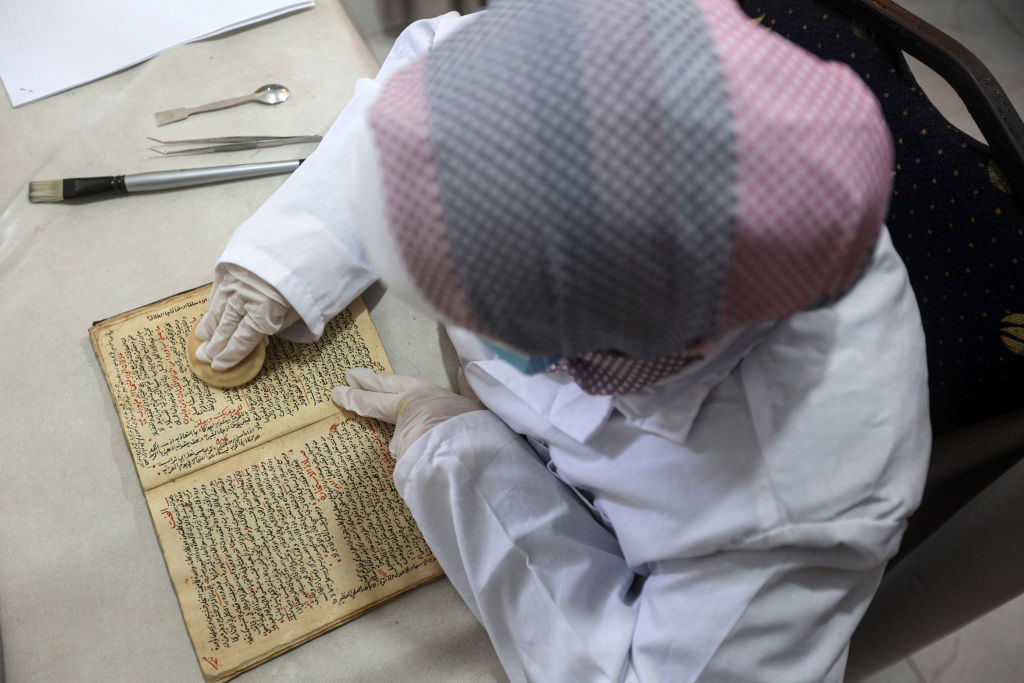  ترميم مخطوطات | تصوير أحمد زقوت