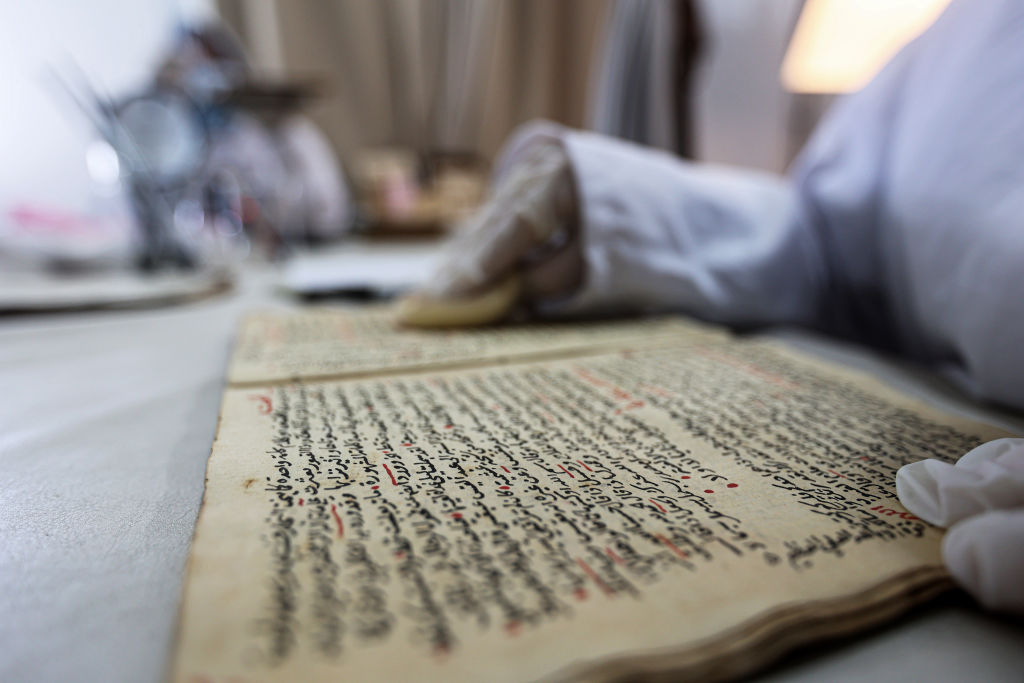  ترميم مخطوطات | تصوير أحمد زقوت