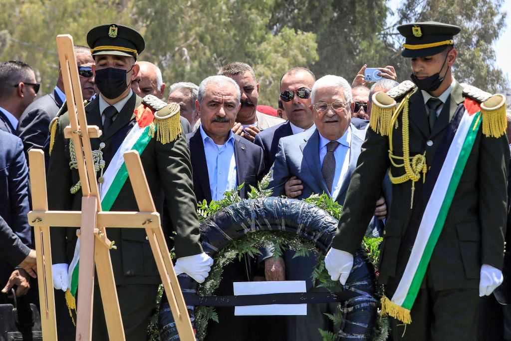 الرئيس محمود عباس يضع إكليل ورد في مقبرة الشهداء الجديدة في مخيم جنين | تصوير زين جعفر