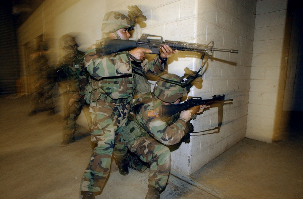 جنود أمريكيون يتدربون على حرب المدن تحسبًا لدخول العراق. 