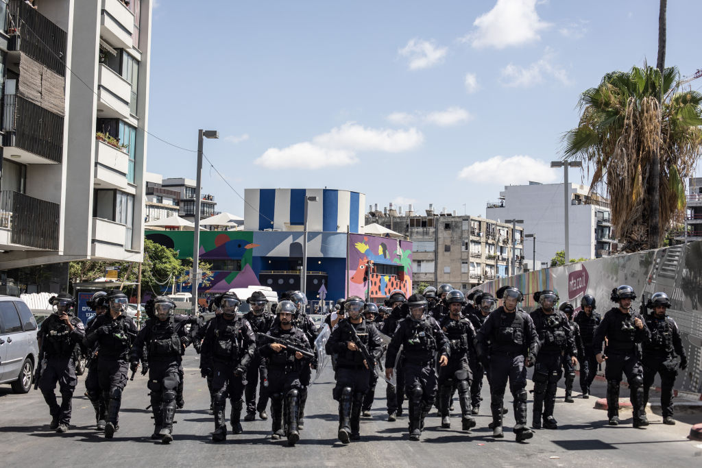 عناصر الشرطة الإسرائيلية أثناء قمع المتظاهرين الارتيريين في تل أبيب - getty 