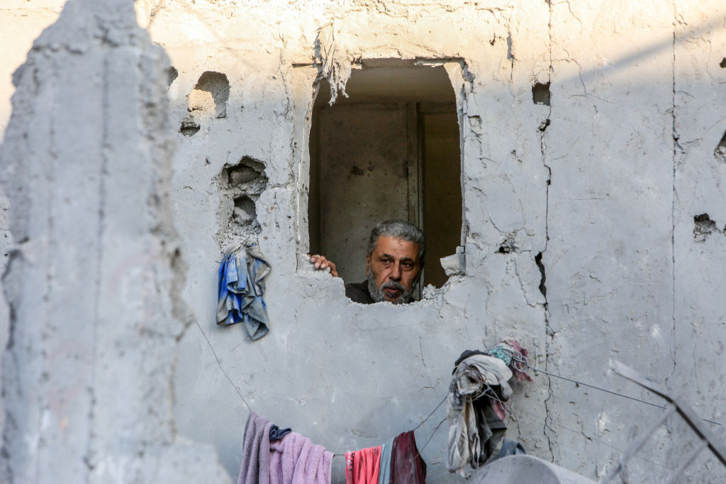 فلسطيني تعرّض بيته للقصف في رفح جنوب قطاع غزة - Abed Rahim Khatib/ Getty Images