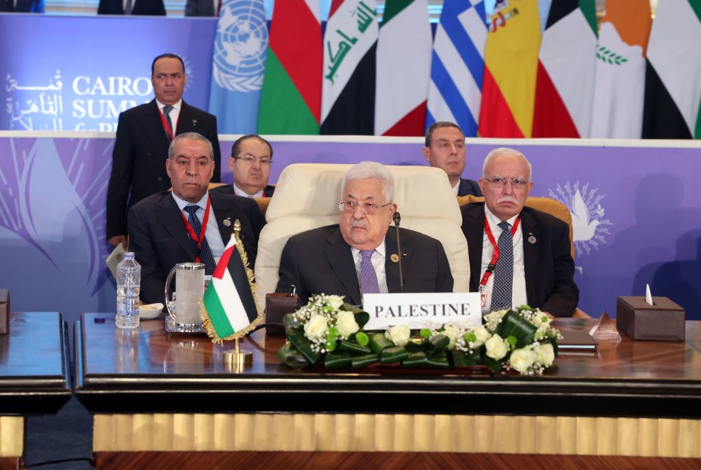 الرئيس محمود عباس خلال مشاركته في قمة القاهرة للسلام - getty 