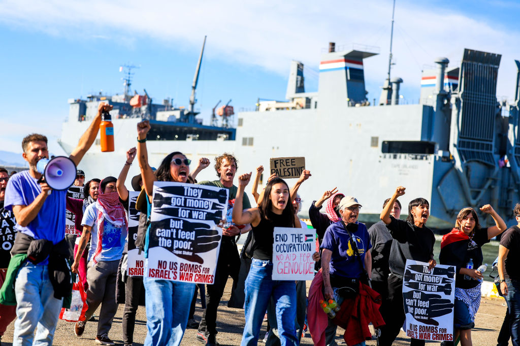 متظاهرون مؤيدون للقضية الفلسطينية يعترضون سفينة أمريكية محملة بالأسلحة إلى الاحتلال. 3 نوفمبر 2023. GETTY Images