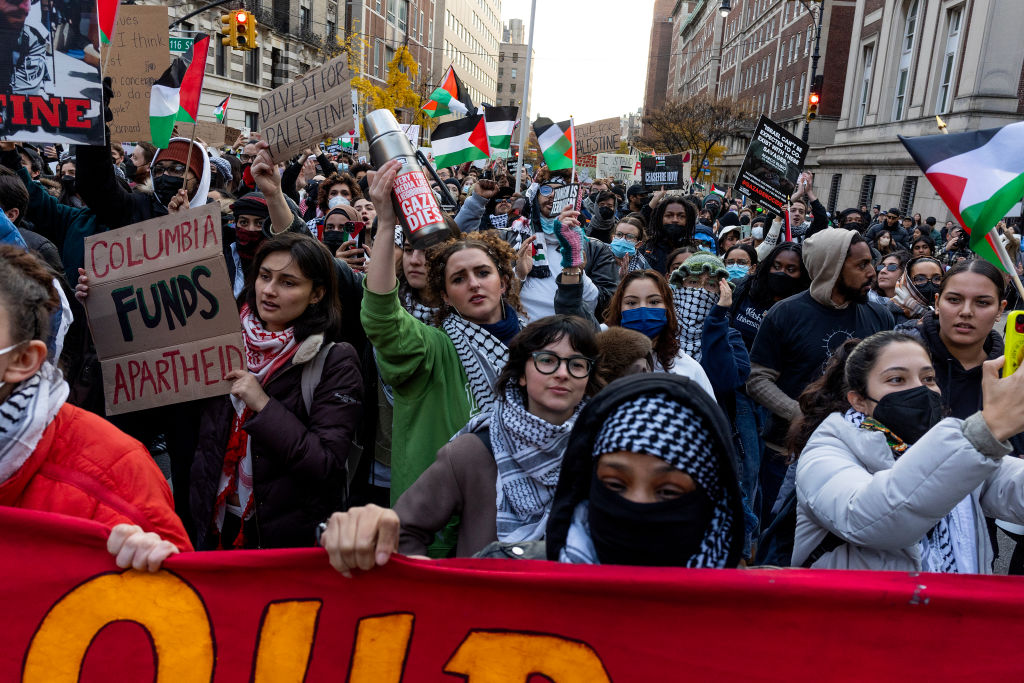 : متظاهرون مؤيدون للفلسطينيين يسيرون تضامنًا مع مجموعتين طلابيتين بجامعة كولومبيا تم حظرهما مؤخرًا من دخول الحرم الجامعي لدعمهما لفلسطين
