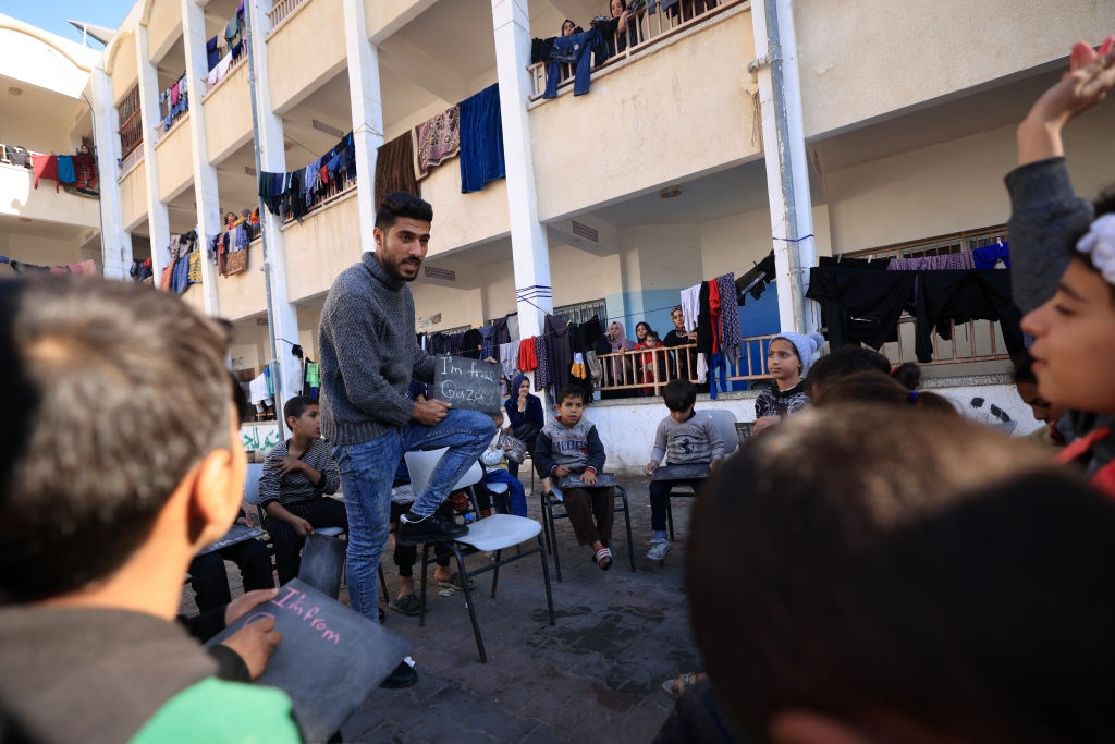 يجمع الأطفال النازحين في مدرسة طه حسين التي تستخدم كمأوى مؤقت، لإعطائهم دروس اللغة الإنجليزية، في رفح بجنوب قطاع غزة في 29 نوفمبر 2023