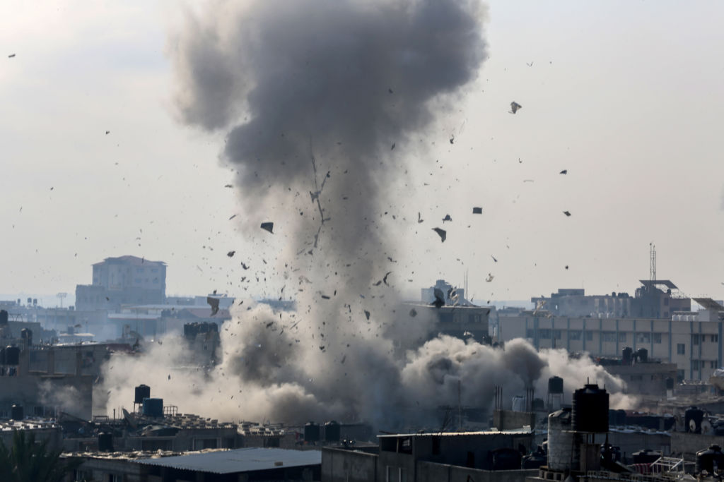 : تصاعد الدخان من المباني بسبب الغارات الجوية الإسرائيلية بعد انتهاء الهدنة الإنسانية في 01 ديسمبر/كانون الأول 2023 في رفح، غزة. (تصوير عبد الرحيم الخطيب