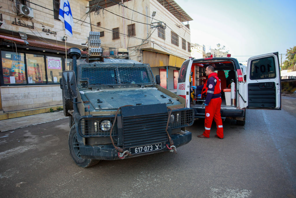 جيش الاحتلال يفتش سيارة إسعاف