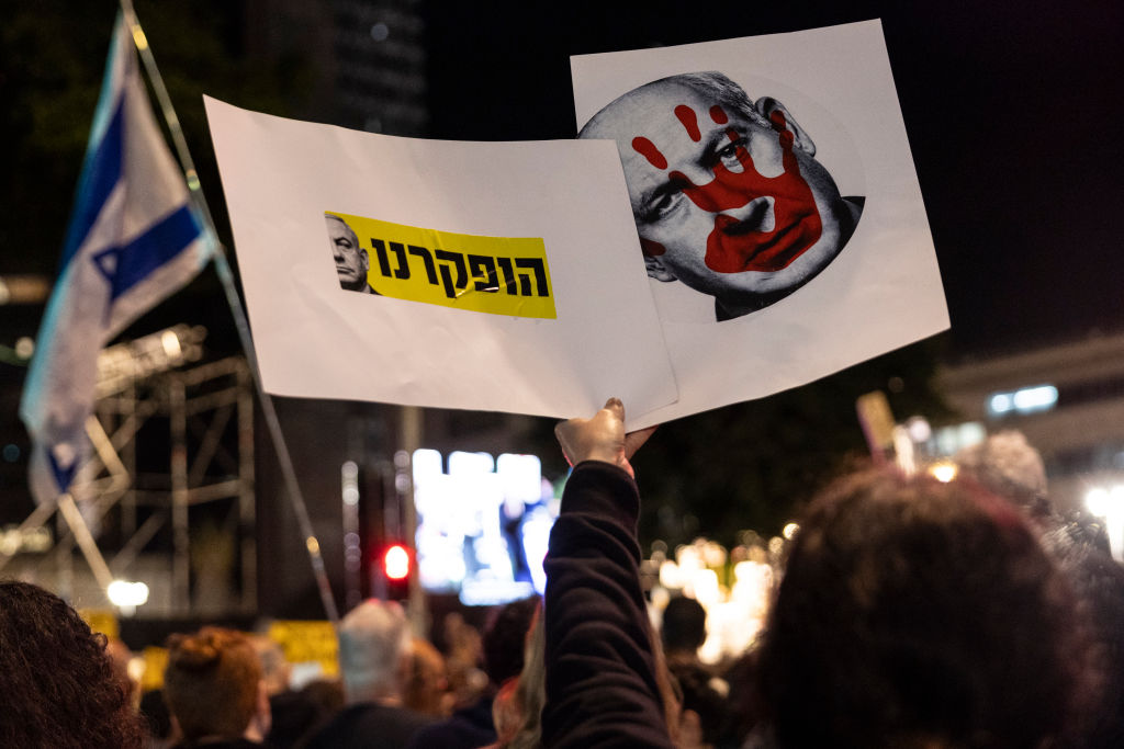 أهالي الأسرى الإسرائيلين يتظاهرون ضد نتنياهو.