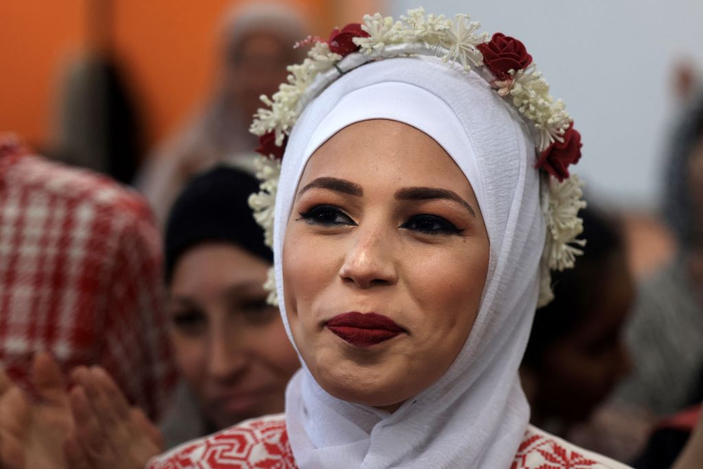 العروس أفنان جبريل، ارتدت ثوبًا فلسطينيًا مطرّزًا أثناء حفل زفافها – getty