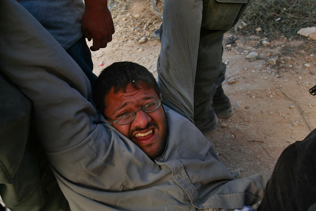 ايتمار بن غفير خلال إخلاء مستوطنين من منزل استولوا عليه في الخليل عام 2008