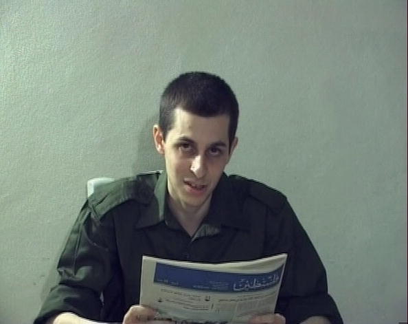 الجندي الإسرائيلي جلعاد شاليط، ظهر في فيديو نشرته كتائب القسام عام 2009، للتأكيد على أنه على قيد الحياة