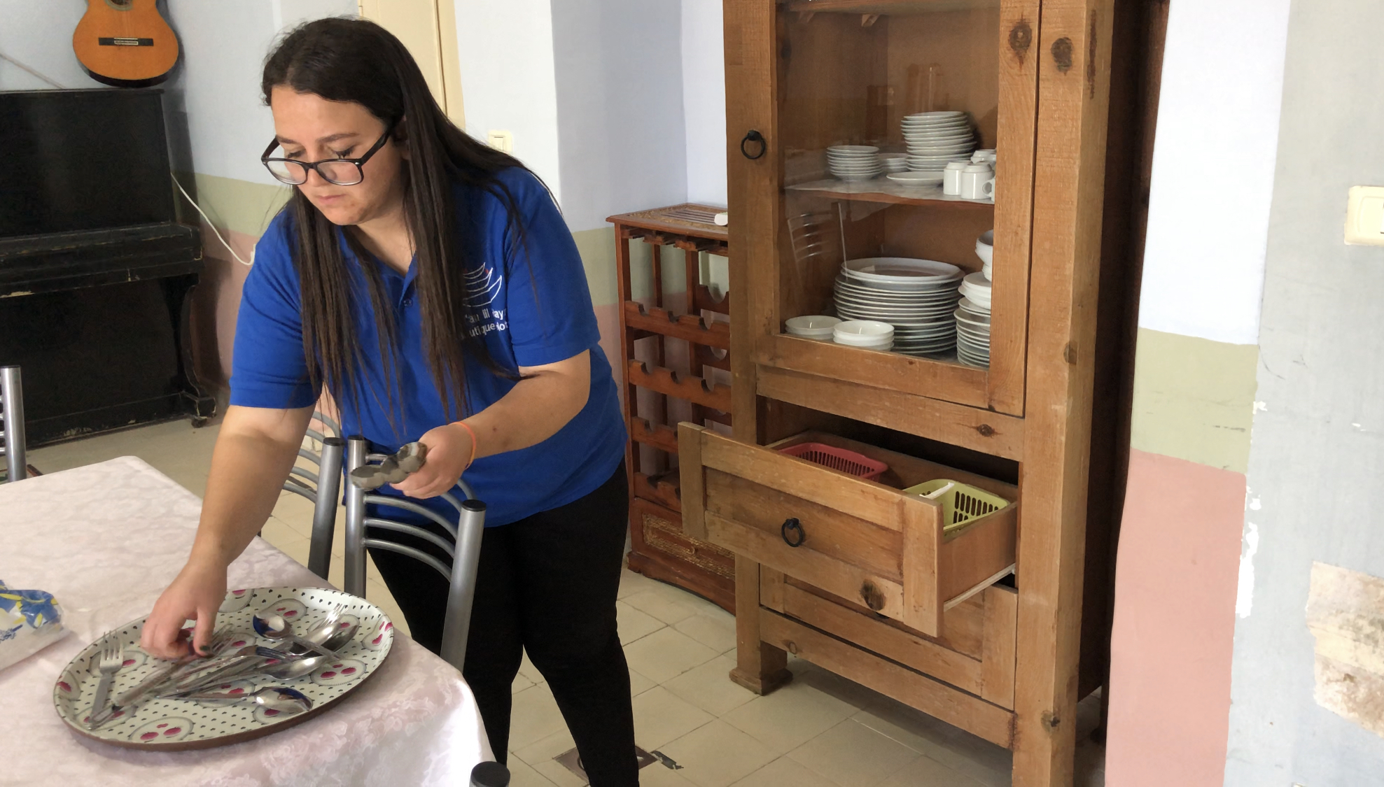المهمة المسندة للشابة مريم كنسان، هي تنظيف الطاولة بعد أن ينتهي الزبائن من الإفطار