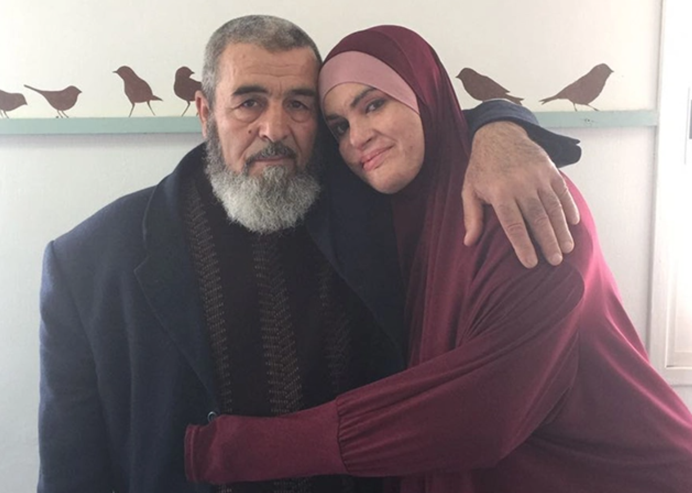 إسراء جعابيص مع والدها أثناء زياراته لها في السجن الإسرائيلي