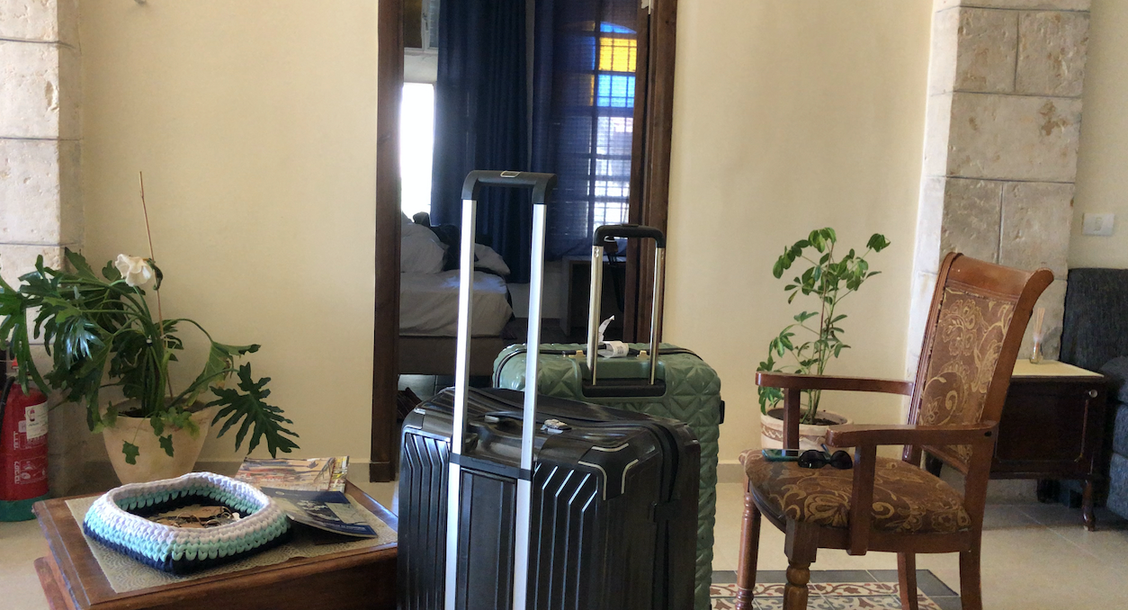 حقائب نزلاء في الفندق - (تصوير: أيمن ربايعة - الترا فلسطين)