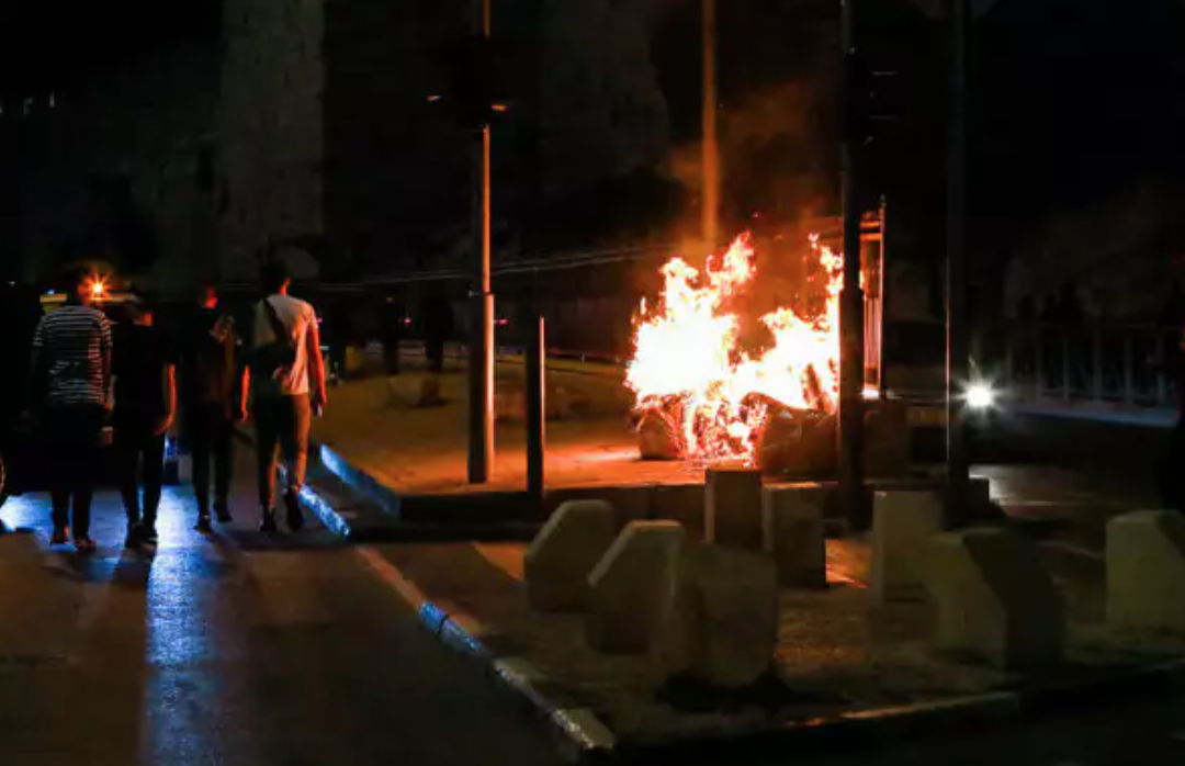 إشعال إطارات مطاطية في شوارع بمدينة نابلس، بناءً على دعوات وجهتها مجموعات "عرين الأسود"
