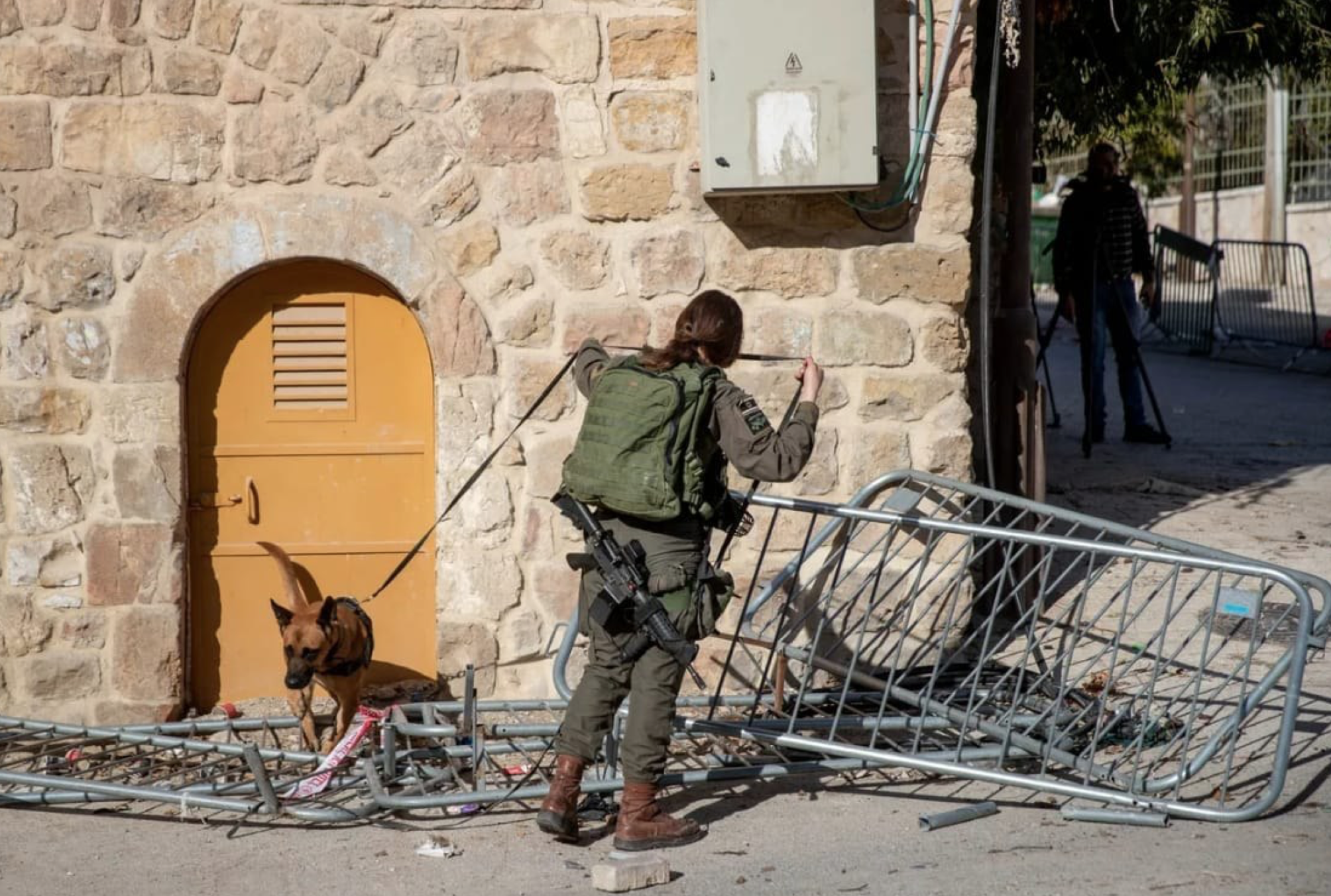 مجندات إسرائيليات يجبرن 5 نساء من الخليل على خلع ملابسهن والسير عاريات.. ردود فعل فلسطينية غاضبة