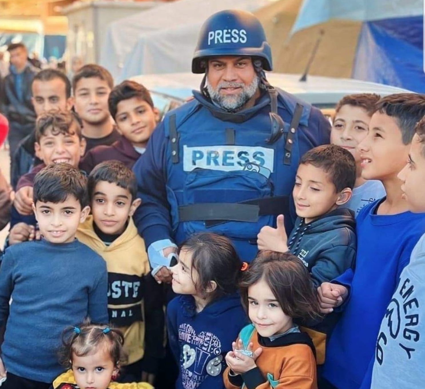 الصحافي وائل الدحدوح مع أطفال نازحين في خانيونس