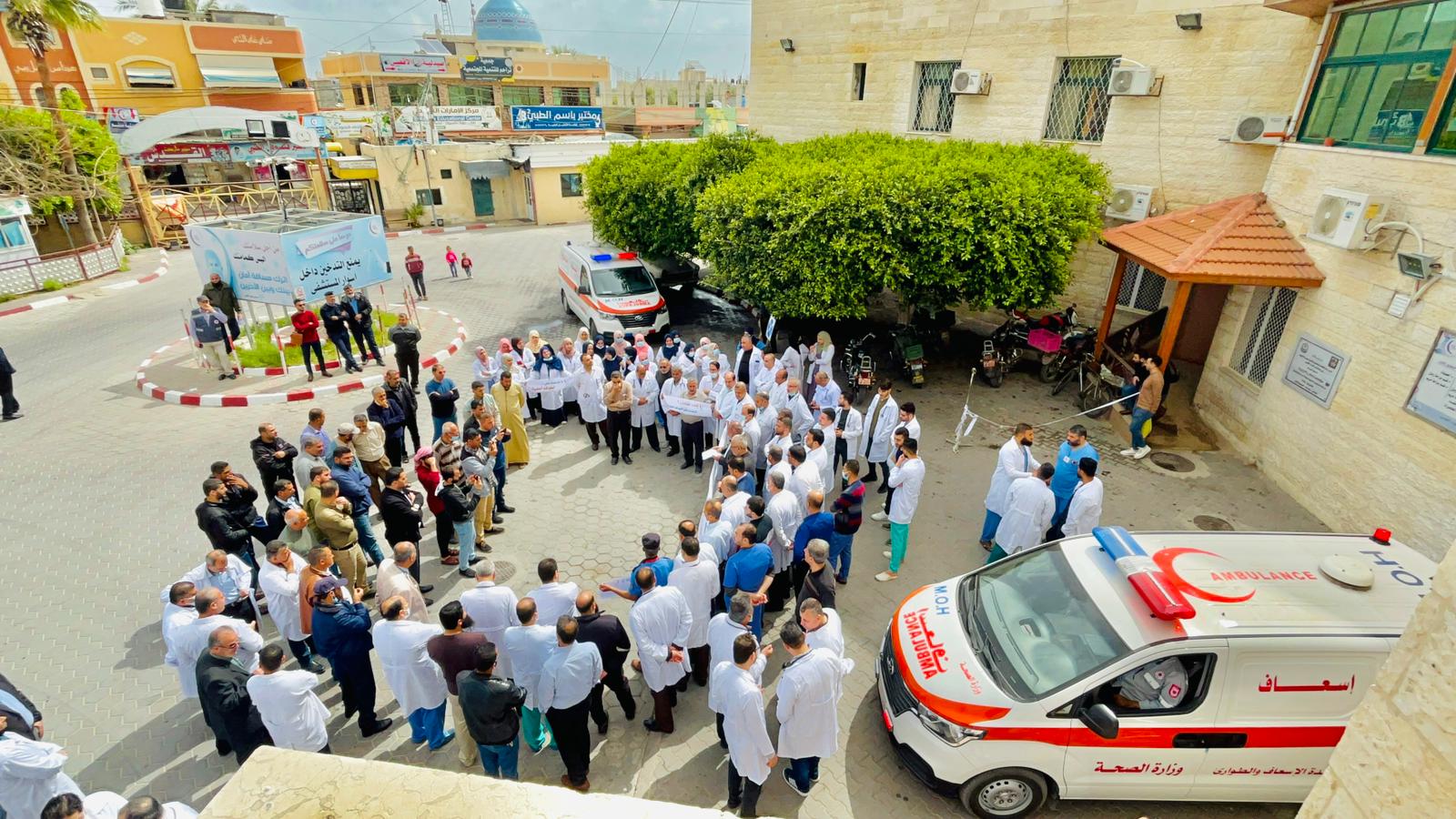 وقفة احتجاجية للأطباء في ساحة مستشفى شهداء الأقصى بمدينة دير البلح 