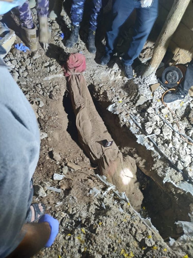 جثة الأب القتيل بعد استخراجها من ساحة المنزل حيث تم دفنها وتغطيتها بالاسمنت 