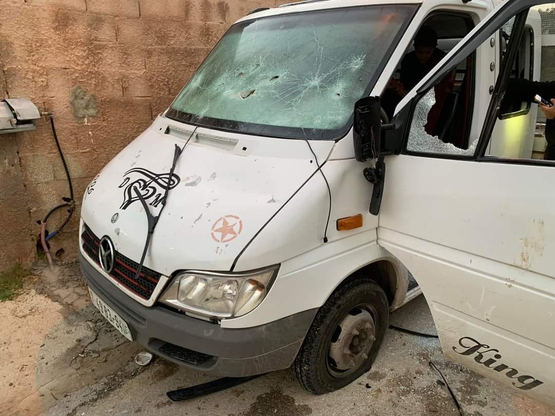 المركبة التي حطّم زجاجها جنود الاحتلال في نعلين، الليلة الماضية