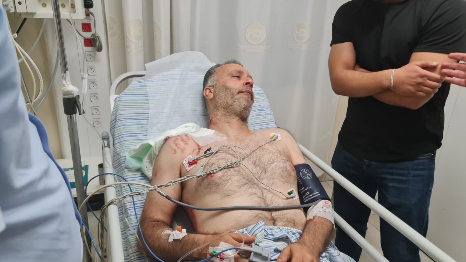 الأب المصاب نقل إلى المستشفى الاستشاري برام الله، فيما ابنه نقل لمستشفى إسرائيلي