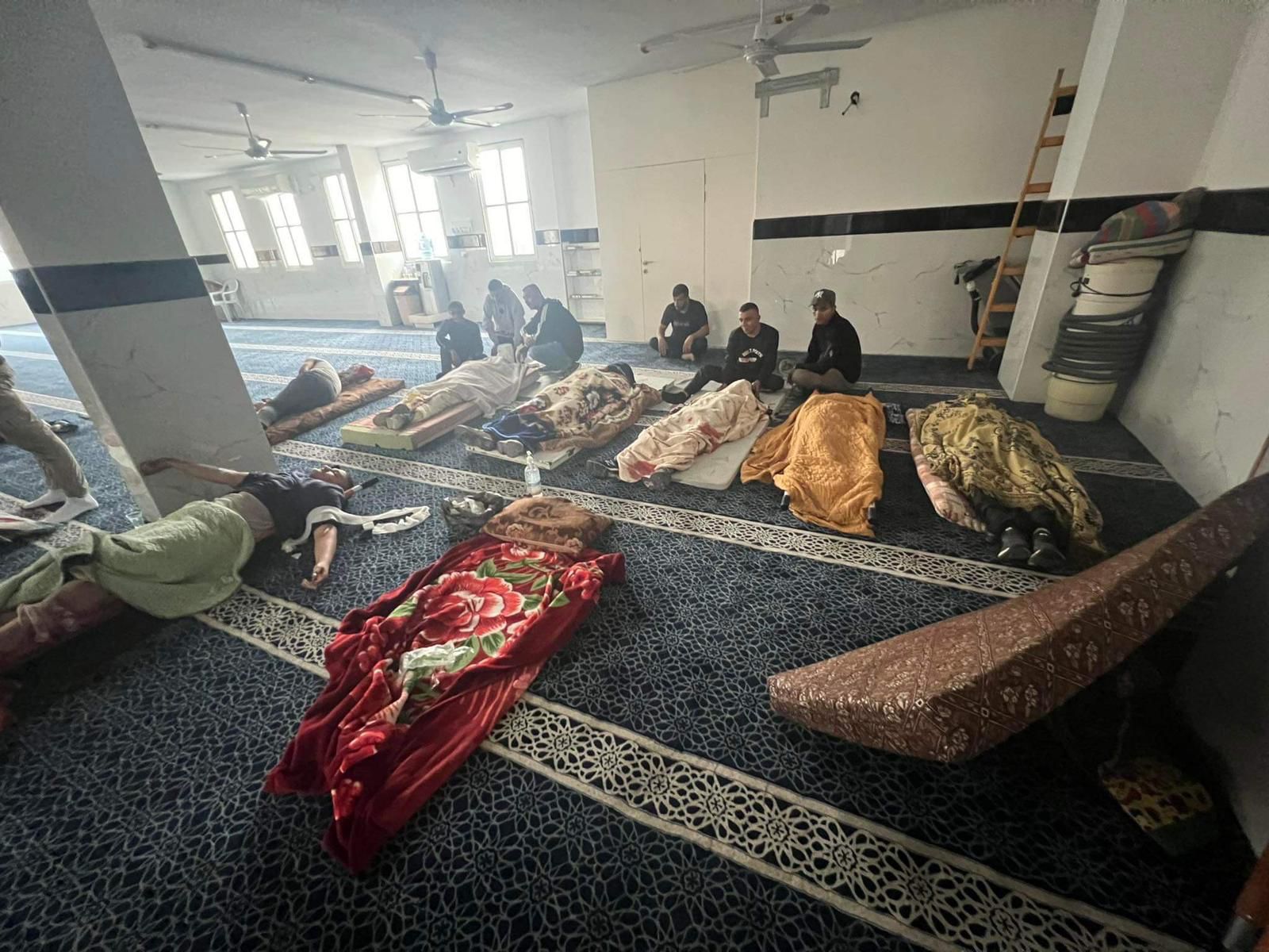 جثامين شهداء داخل مسجد في مخيم نور شمس