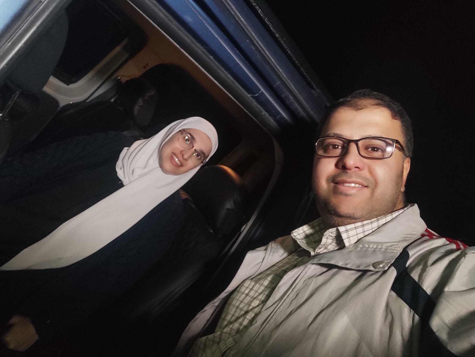 الصحافية سمية جوابرة بعد الإفراج عنها، بصحبة زوجها الصحافي طارق سركجي