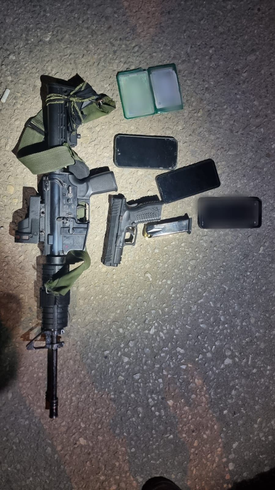 نشر جيش الاحتلال وجهاز الشاباك صورة مسدّس وبندقية قال إنه صادرها، بعد أن اعتقل "مطلوبًا" مصابًا بالرصاص