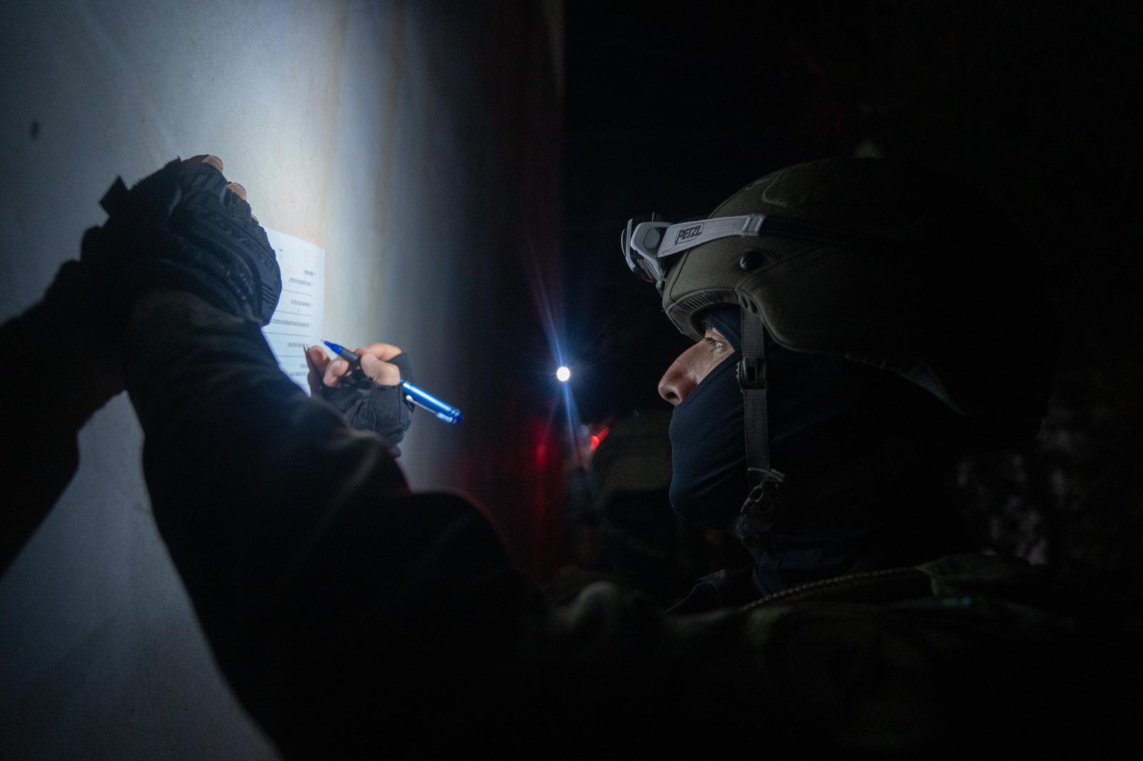 جندي يأخذ قياسات منزل منفذ عملية تل أبيب 
