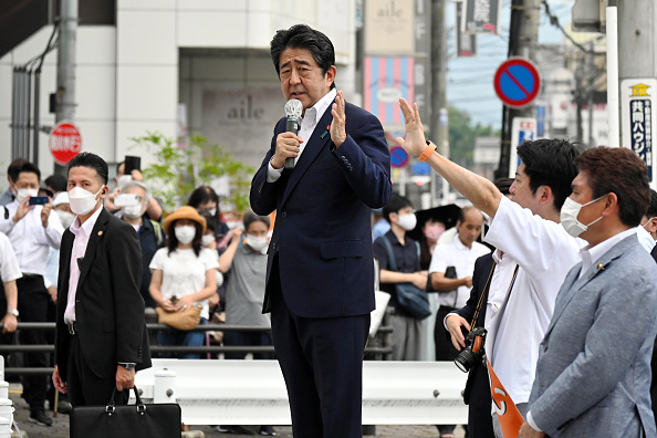 شينزو آبي خلال إلقاء كلمة في تجمع انتخابي قبل إطلاق النار عليه