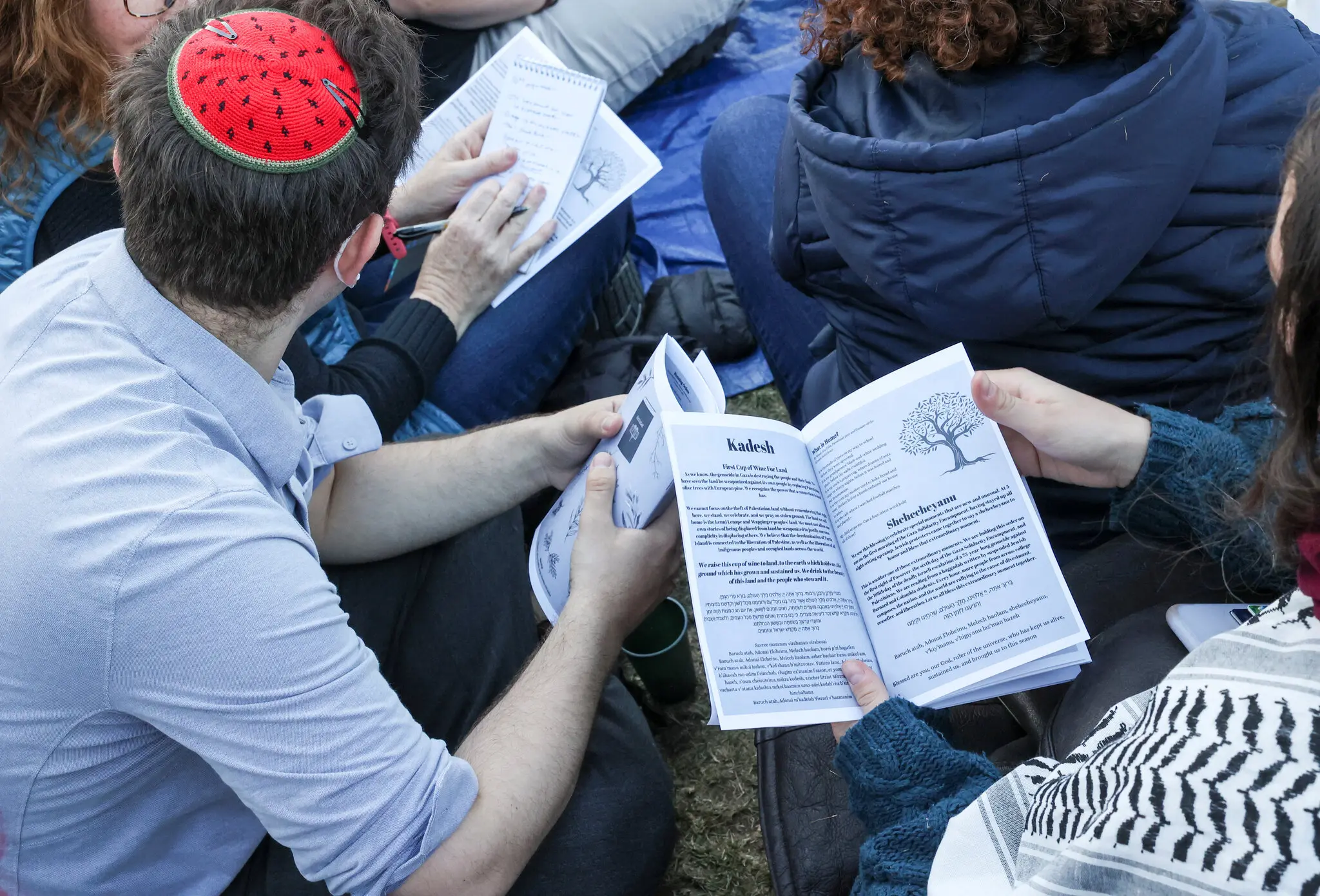 متظاهر يهودي مؤيد لفلسطين يظهر وهو يلبس "الكيبا" على شكل بطيخ
