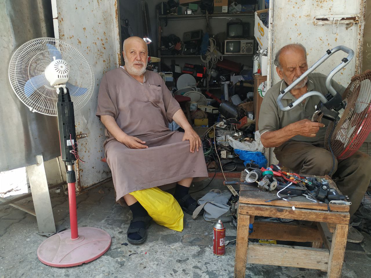 بعض الزبائن يطلبون تحويل أجهزتهم لتعمل بالبطاريات في ظل انقطاع الكهرباء بغزة (عبد الكريم سموني/ الترا فلسطين) 