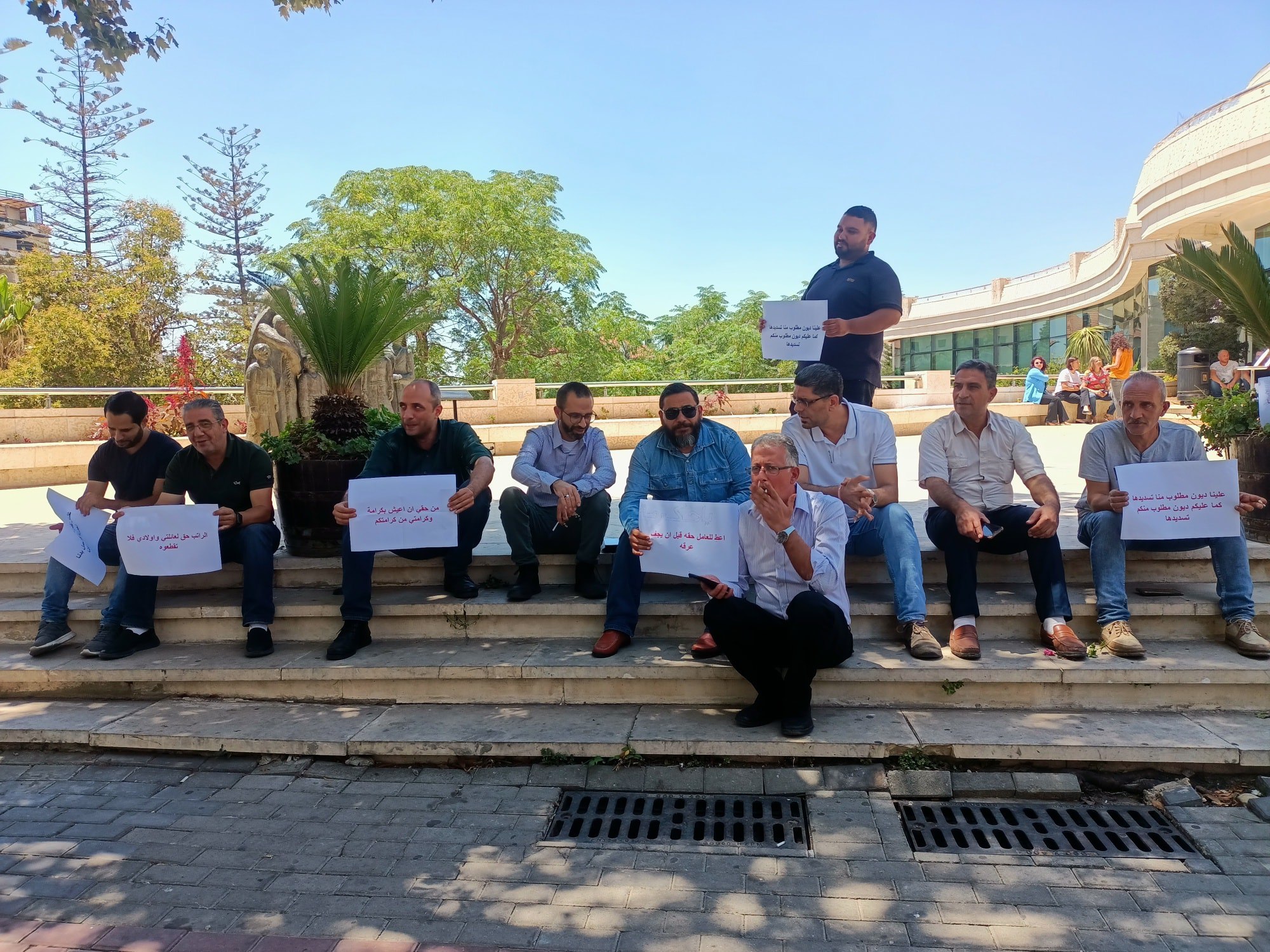 وقفة احتجاجية لموظفين في بلدية رام الله 
