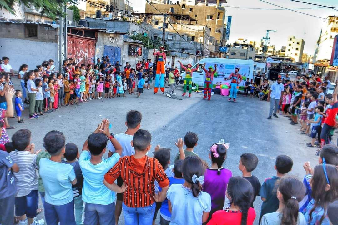 محاولات لإشاعة أجواء فرح بين أطفال غزة 