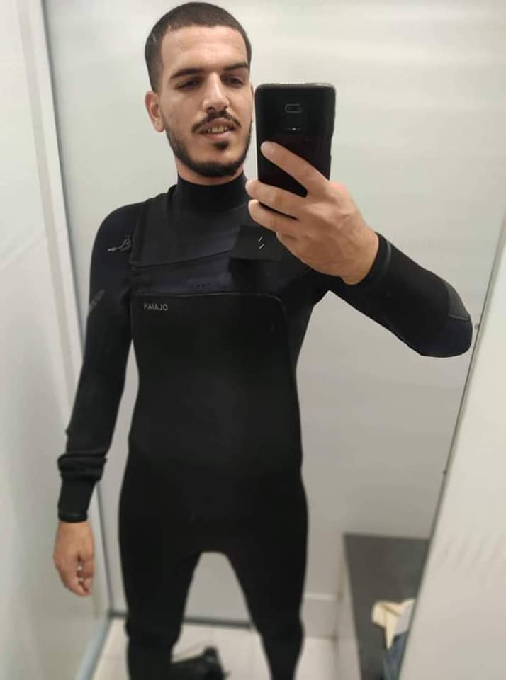 أمير أثناء شراء بدلة سباحة قبل الهجرة من تركيا إلى اليونان، عبر البحر