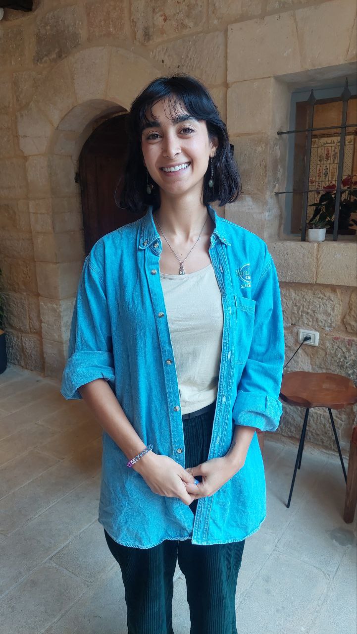 الشابة ياسمين عبد الهادي، مشغِّلة فندق "لوكندة فرح" 