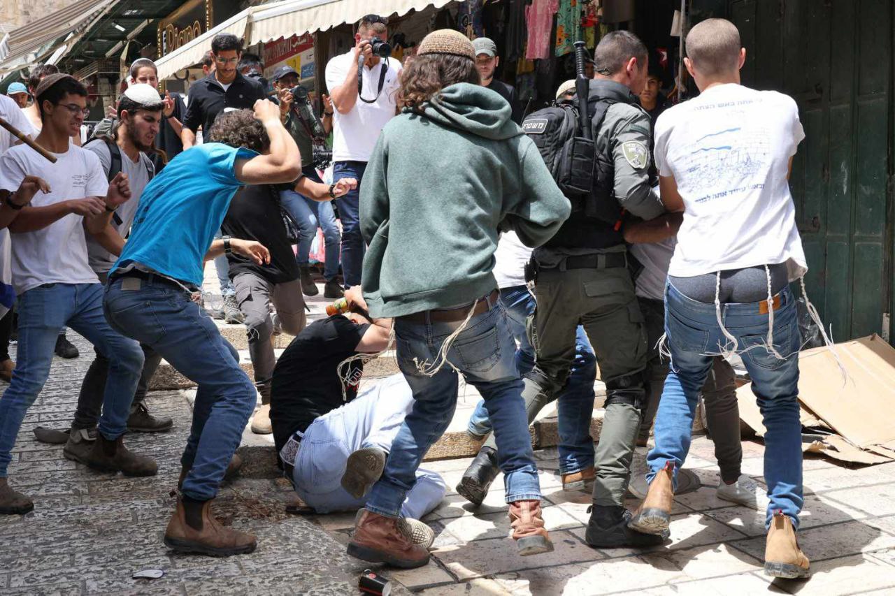 اعتداء مستوطنين على شاب في البلدة القديمة مسيرة الاعلام في القدس