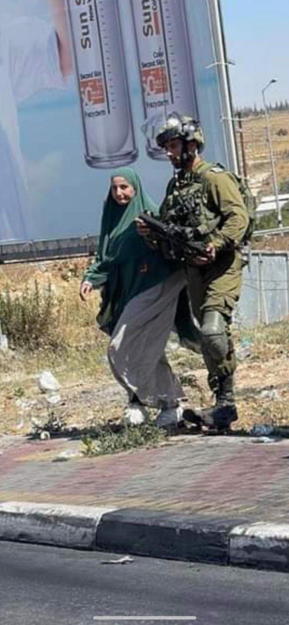 لحظة اعتقال جنود الاحتلال لفتاة على حاجز بيت ايل 