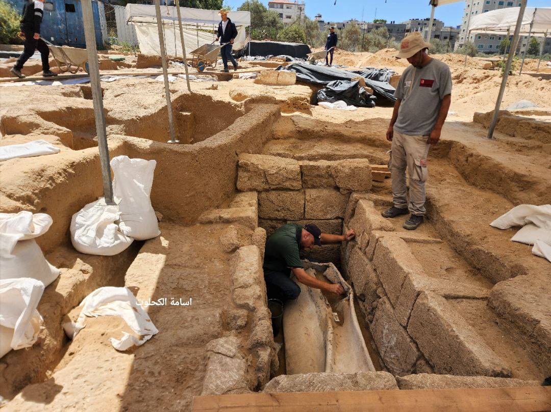 تابوت من الرصاص عثر عليه في المقبرة الأثرية بغزة 