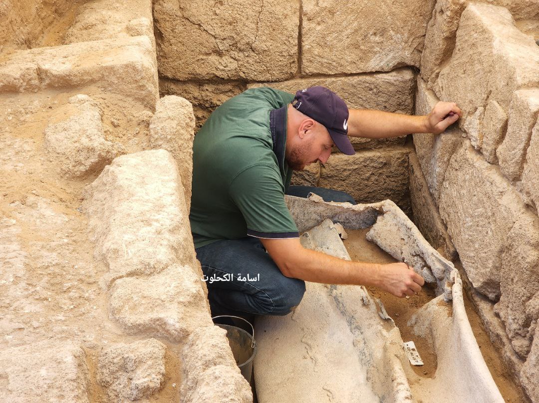 تابوت من الرصاص عثر عليه في المقبرة الأثرية بغزة 