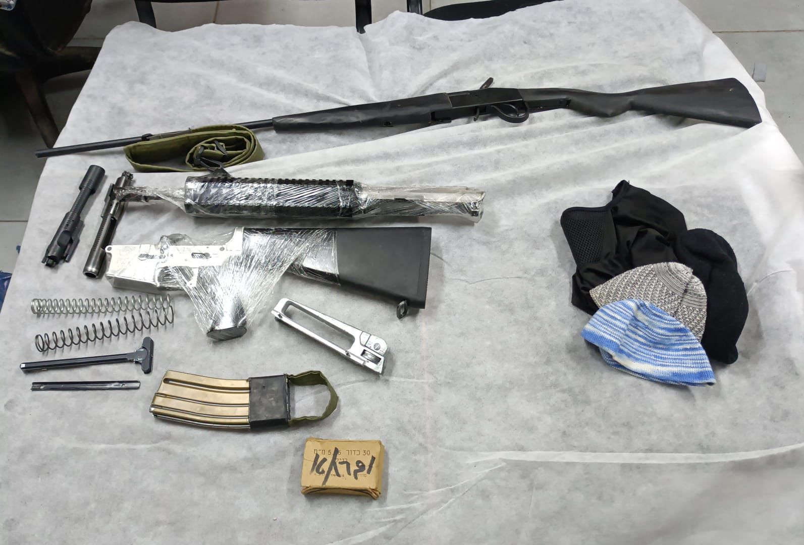 سلاح صيد، وأجزاء من قطع سلاح صادرها الاحتلال الليلة الماضية 