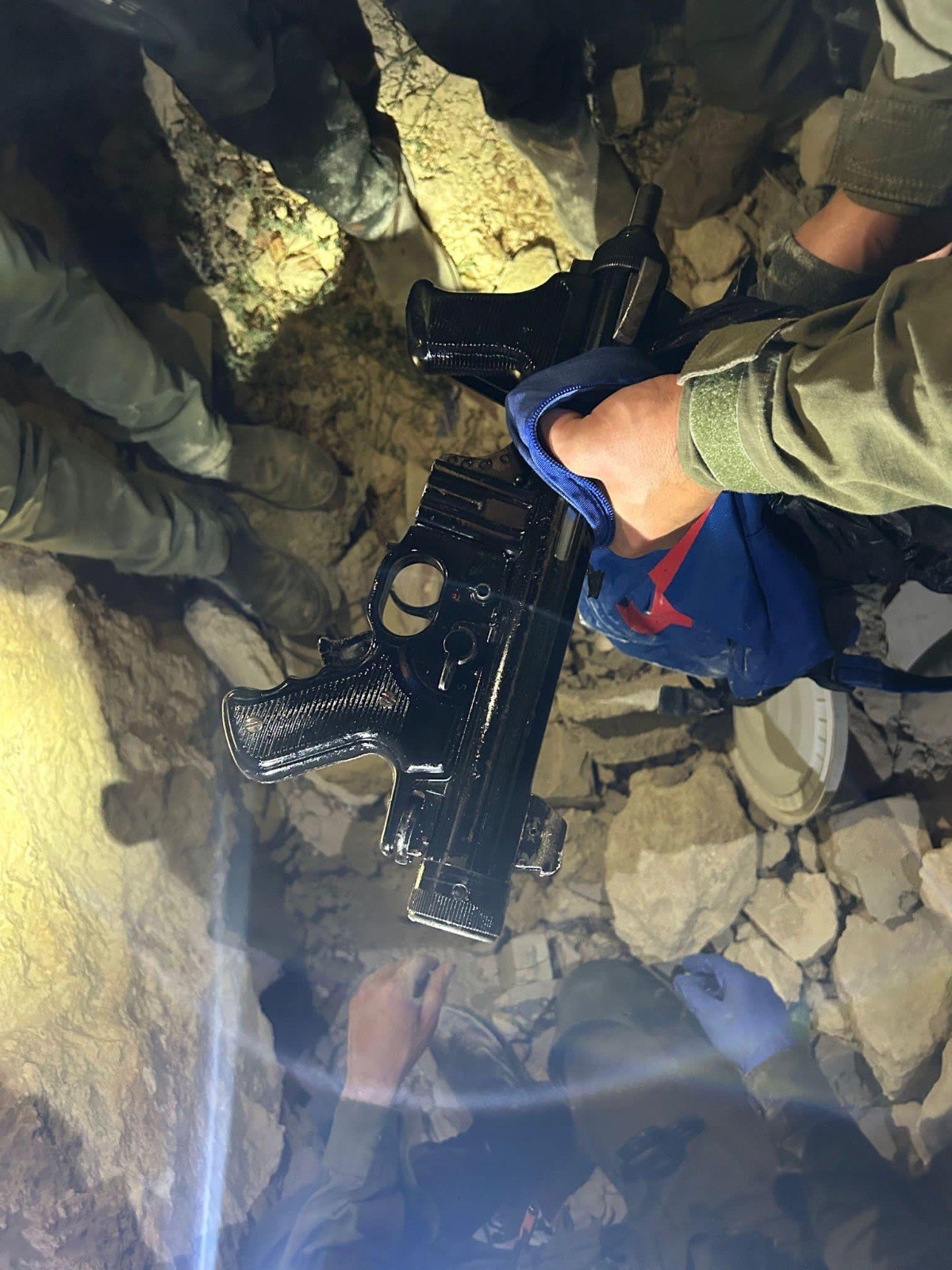 سلاح صادره الاحتلال خلال المداهمات في الضفة فجر الخميس