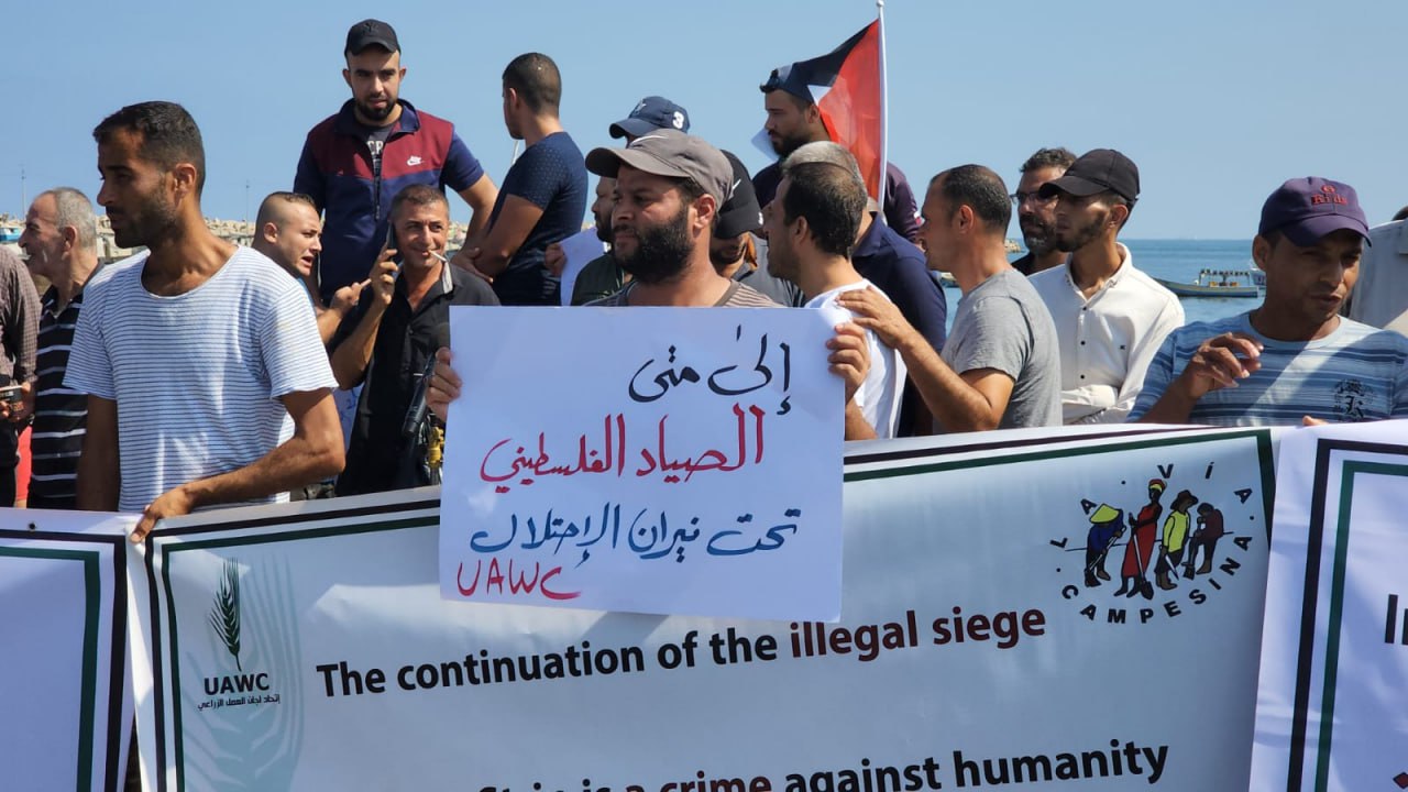 من وقفة لصيادي غزة، رفضًا للاعتداءات الإسرائيلية (أسامة الكحلوت)