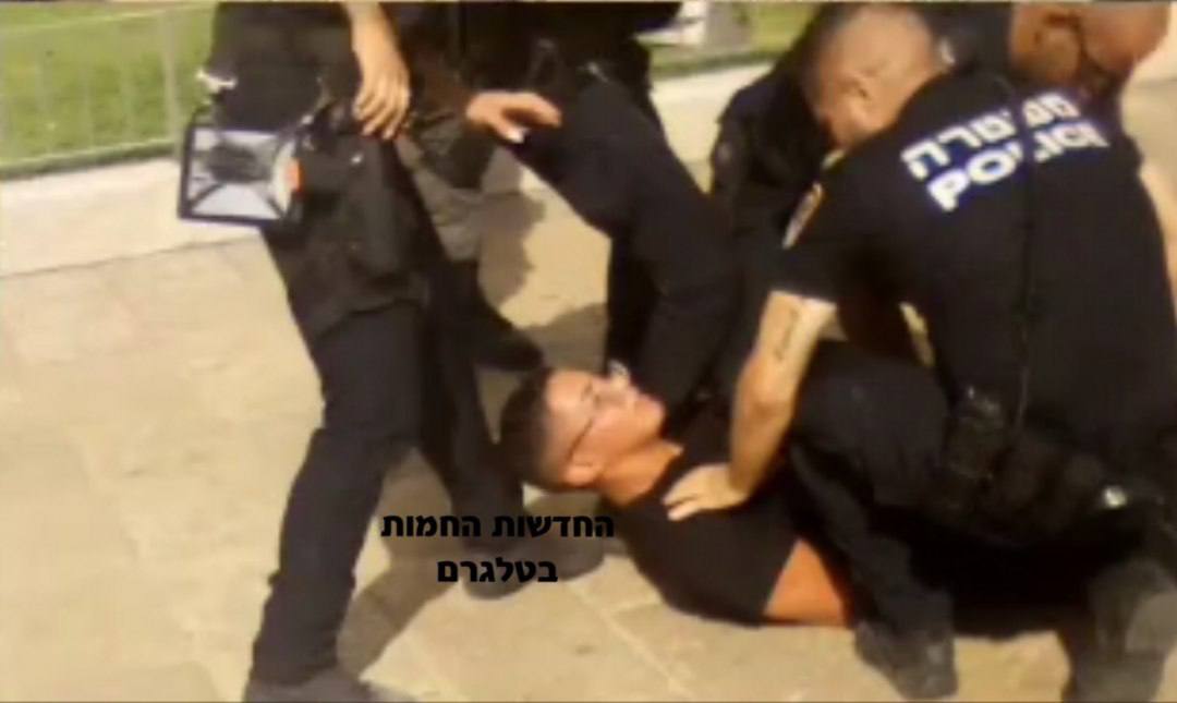 لحظة اعتقال الشاب باسل عياد، المشتبه بتنفيذه عملية باب الخليل في القدس
