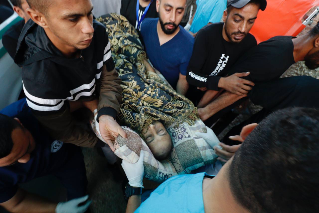 انتشال جثمان شهيد بعد انسحاب الاحتلال