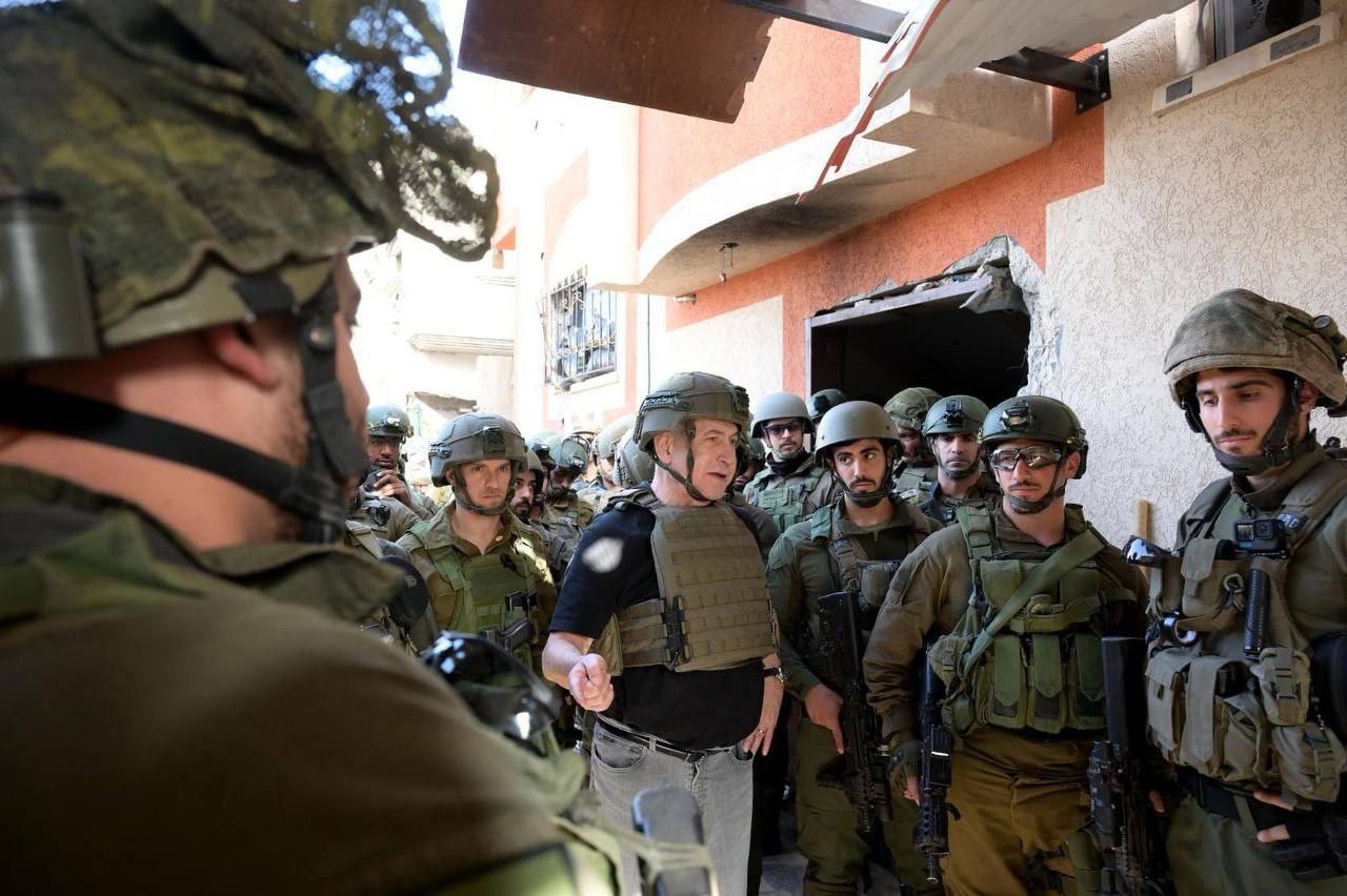 بنيامين نتنياهو بين جنود الاحتلال في أحد المواقع بقطاع غزة