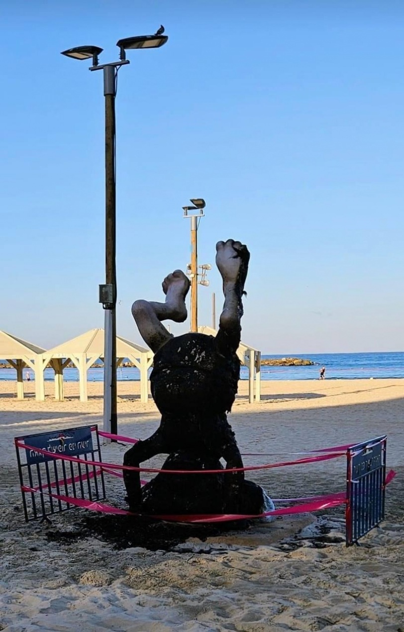 تمثال ديفيد بن غوريون بعد تعرضه للحرق فجر اليوم