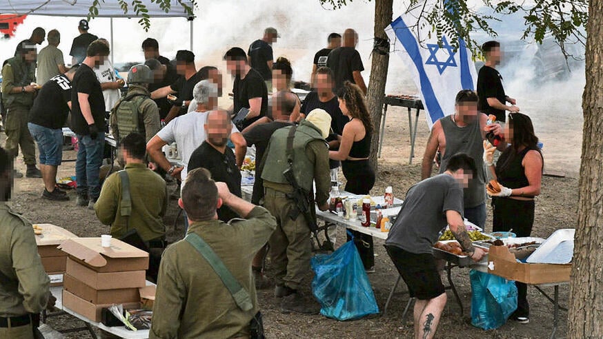 جنود الاحتلال يتناولون طعام التبرعات الذي أدى إصابتهم ببكتيريا خطيرة.
