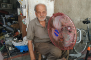 المُسن عبدو يبعثُ الحياة من جديد في الأجهزة الكهربائية القديمة (عبد الكريم سموني/ الترا فلسطين) 